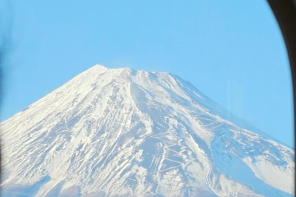 una montagna coperta di neve con un cielo azzurro sullo sfondo