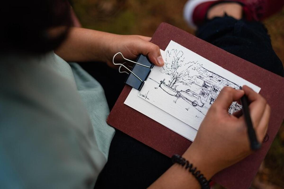 seorang wanita menulis di atas buku dengan pen