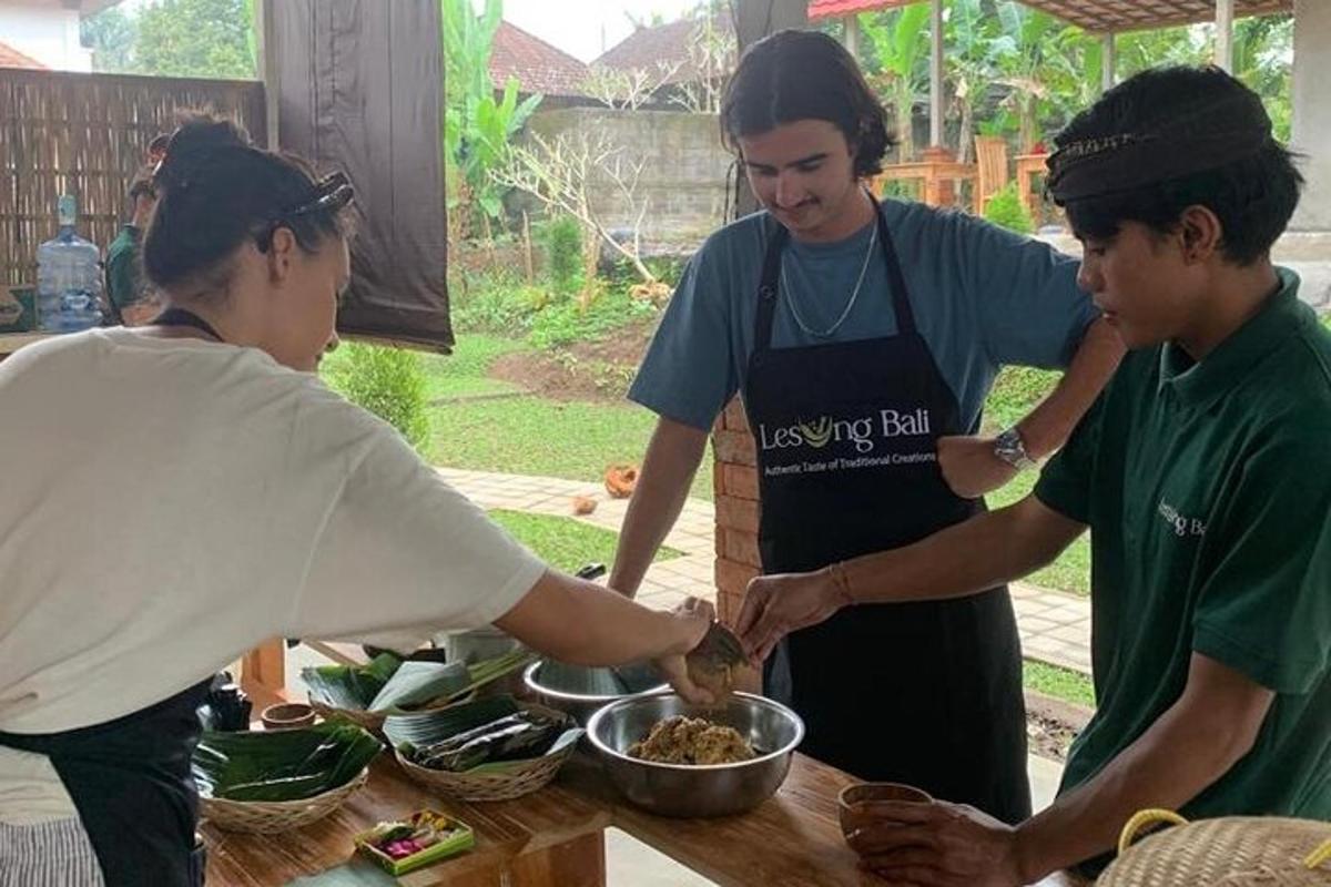 um grupo de pessoas preparando comida em uma cozinha