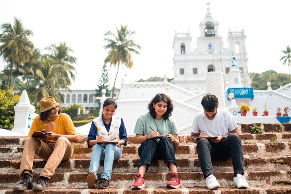 empat orang duduk di tangga sambil melihat telefon mereka