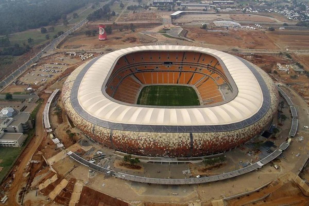 Letecký pohled na rozestavěný fotbalový stadion