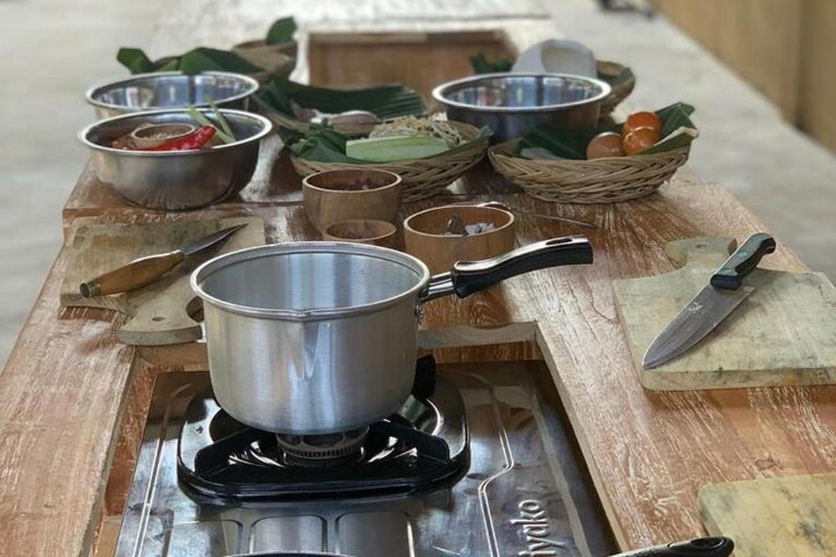 uma panela em cima do fogão com tigelas de comida