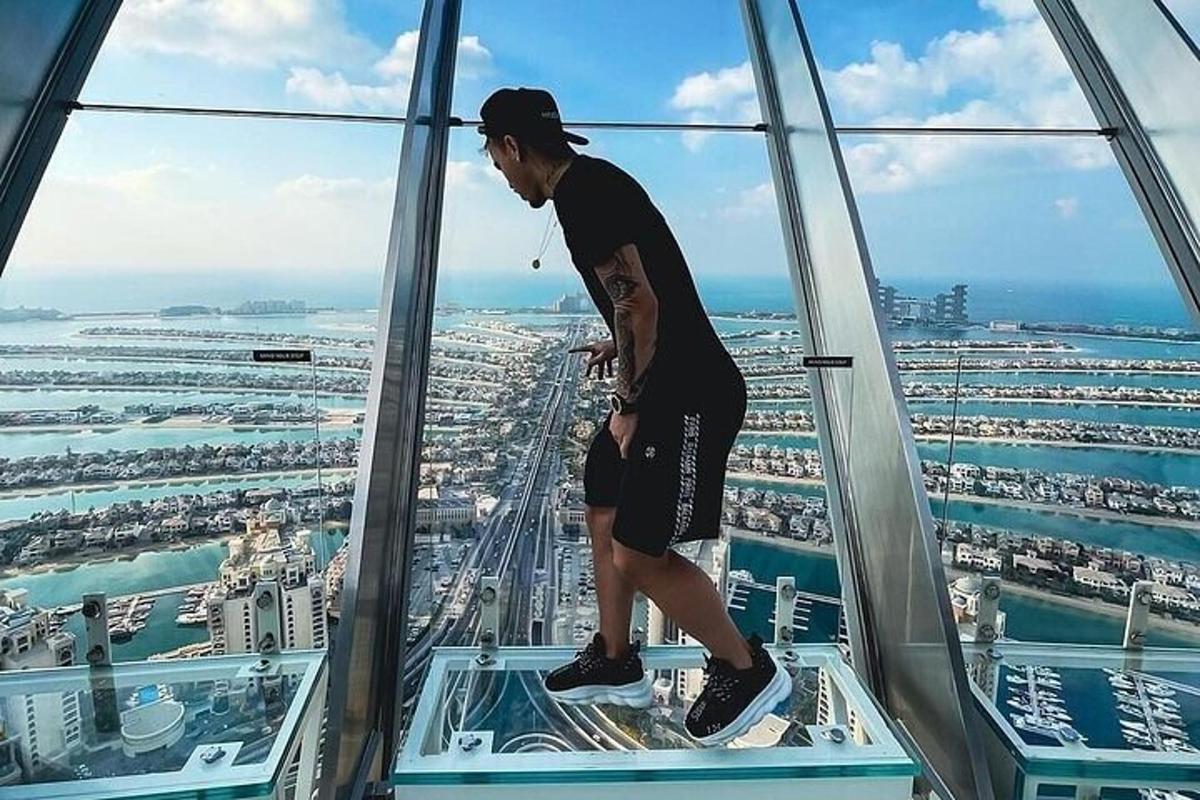 Un hombre parado en lo alto de una torre de observación
