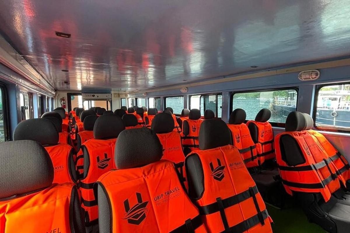 un autobús amb seients taronges