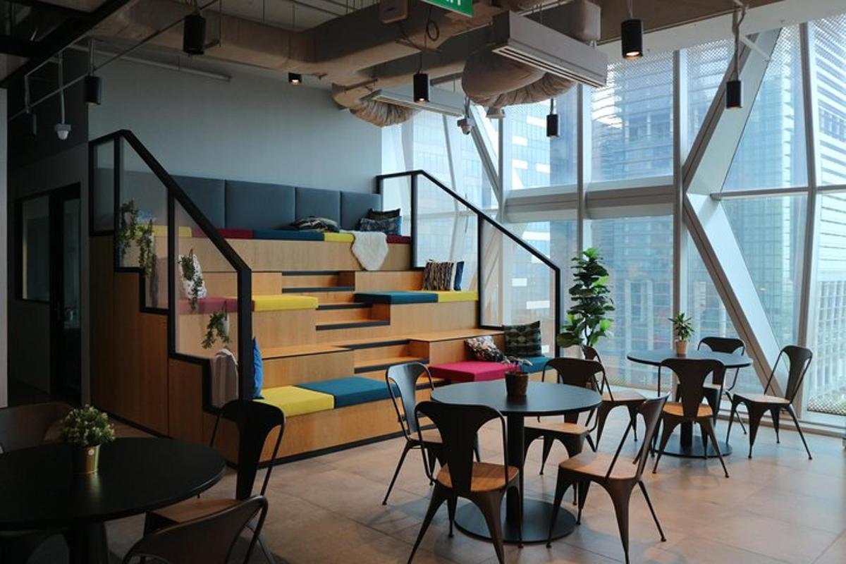 Un restaurante con mesas y sillas y una escalera.