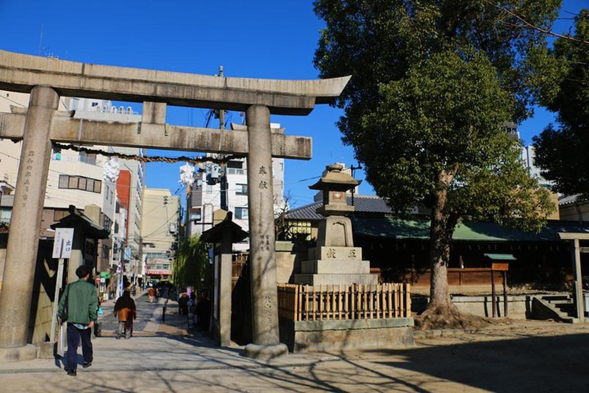 seorang pria berjalan di trotoar di samping sebuah monumen