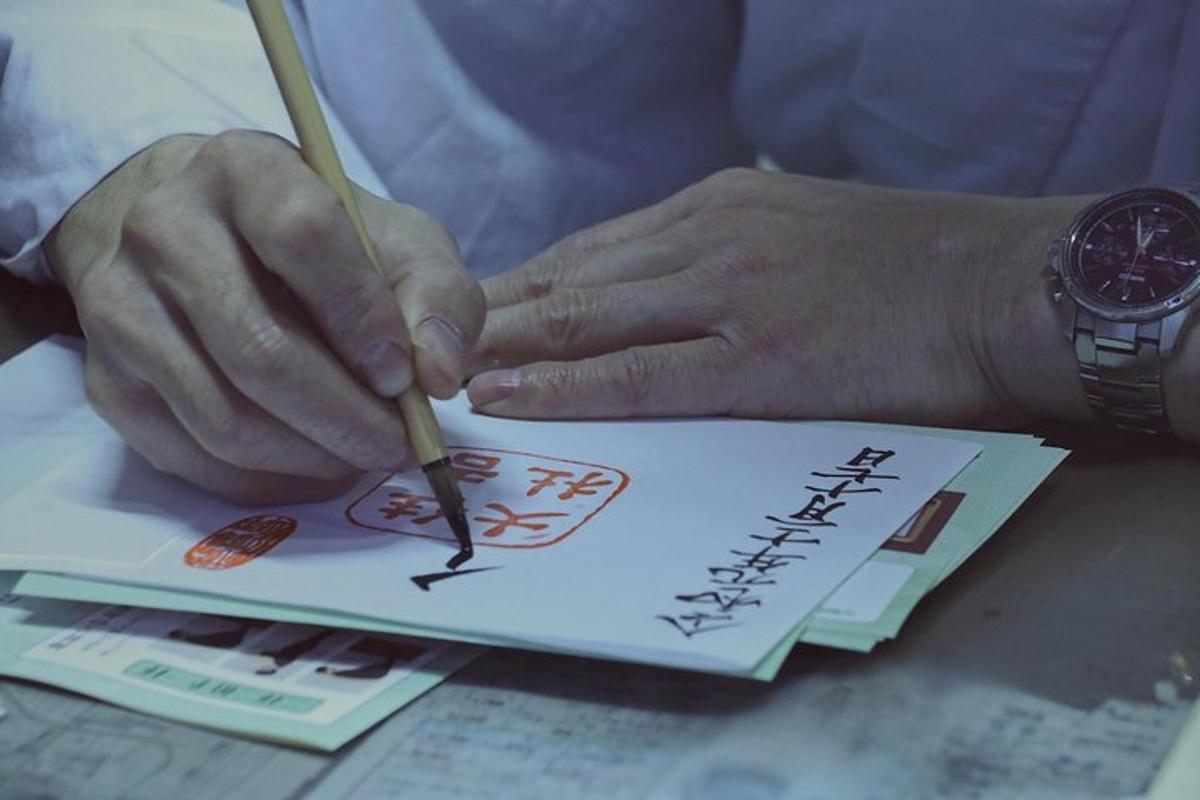 una persona sosté un llapis sobre un llibre
