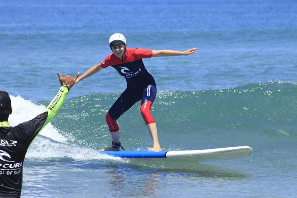 una persona che cavalca un'onda su una tavola da surf nell'oceano