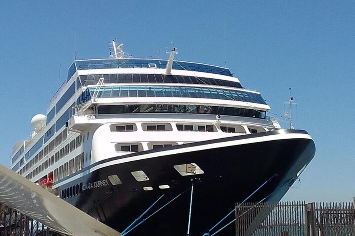 sebuah kapal persiaran besar berlabuh di dermaga