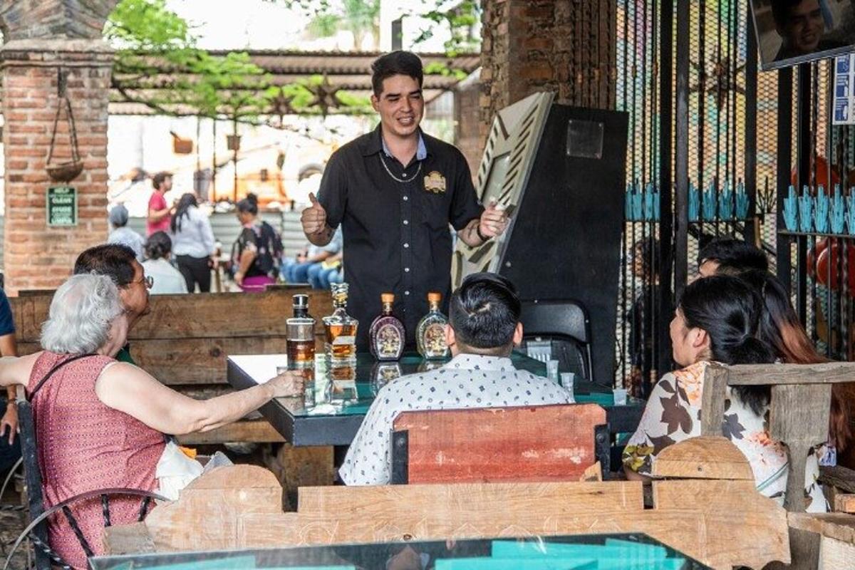 muž přednáší v restauraci s lidmi sedícími u stolu