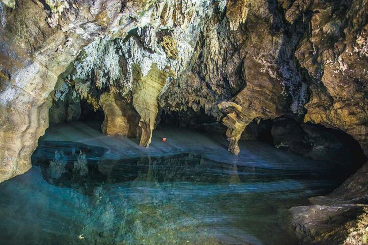 μια σπηλιά με μια λίμνη νερού μέσα