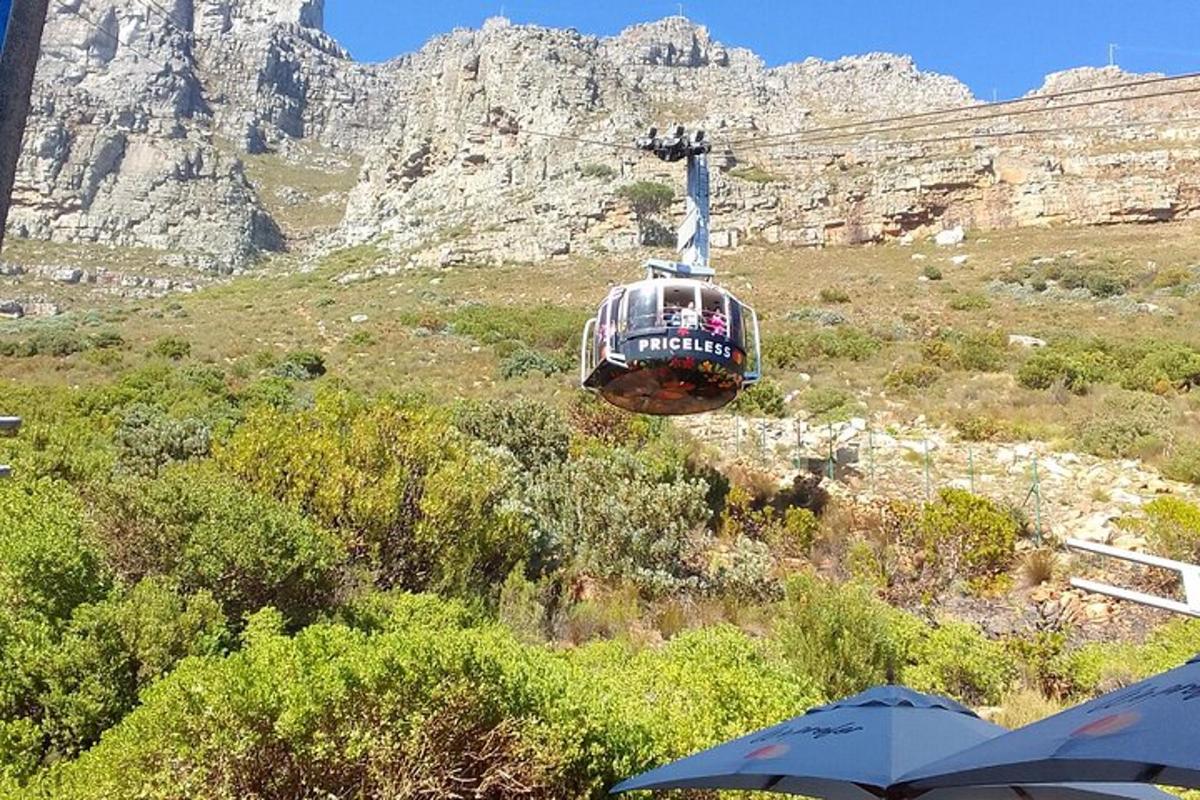 Un grupo de personas viajando en un telesquí en las montañas.