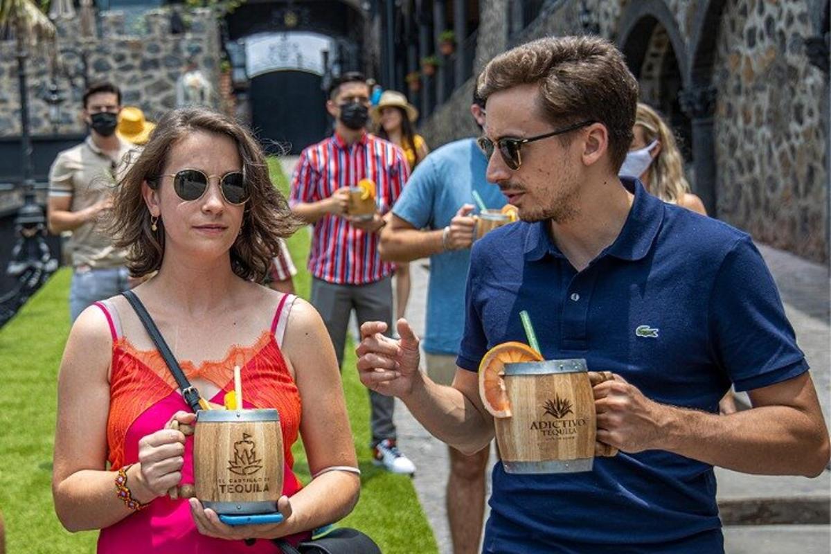 um homem e uma mulher segurando bebidas em canecas