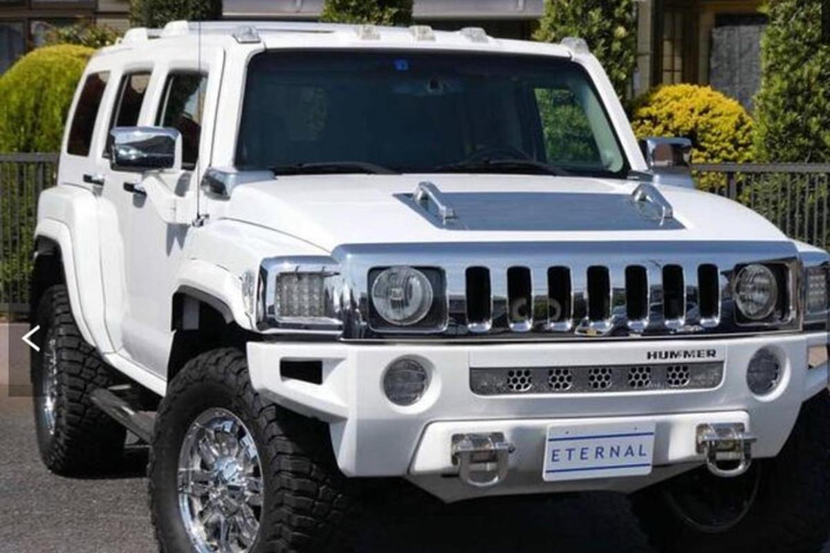 una jeep bianca parcheggiata in un parcheggio