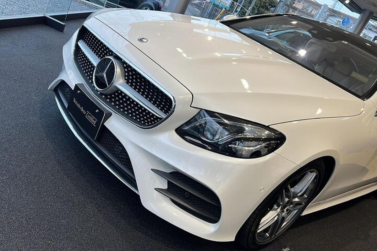 un'auto bianca è parcheggiata in un edificio