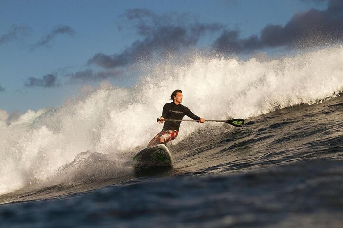 isang lalaking nakasakay sa alon sa isang surfboard sa karagatan