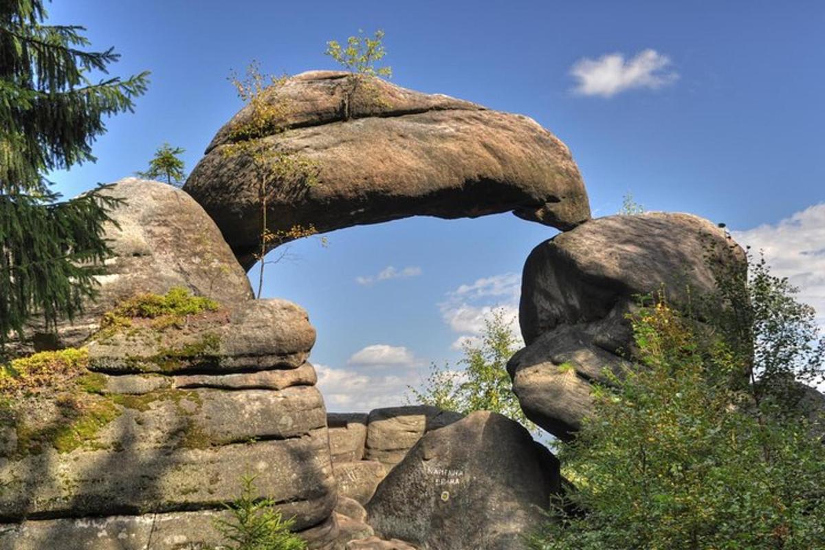 skalní útvar se skalním obloukem na obloze