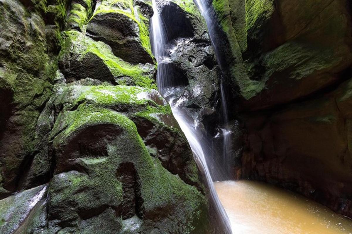 air terjun di lereng gunung berbatu