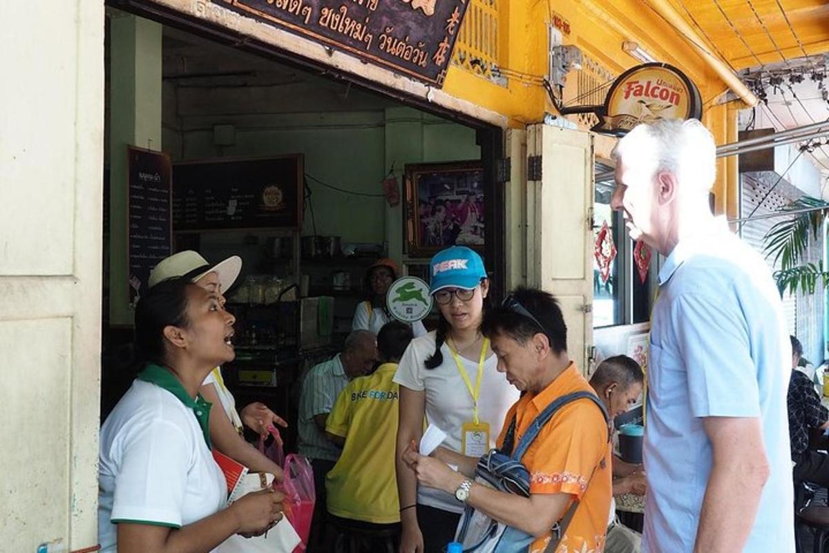 sekumpulan orang berdiri di luar kedai
