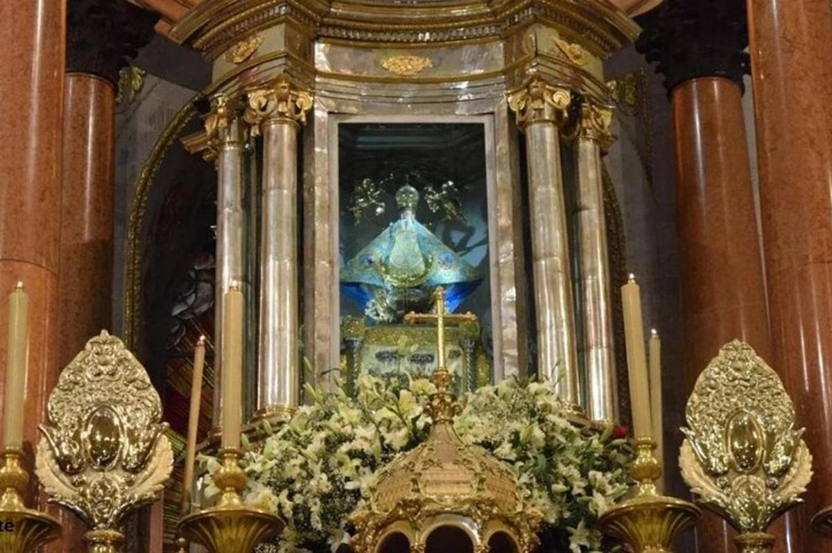 egy oltár virágokkal és egy szentély egy templomban