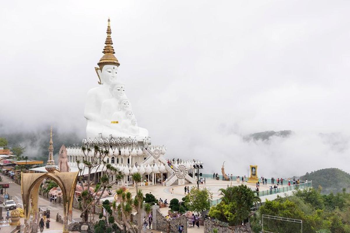 una grande statua di un Buddha gigante in una città
