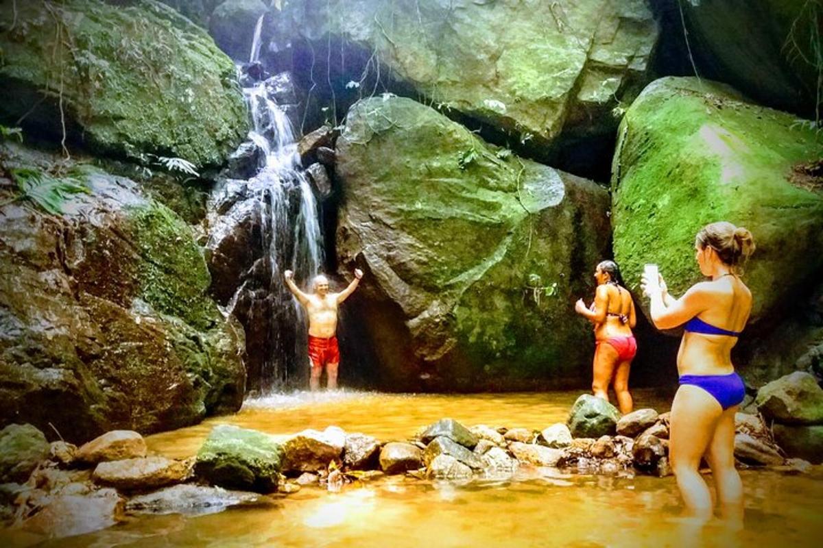 un gruppo di persone in piedi in una cascata