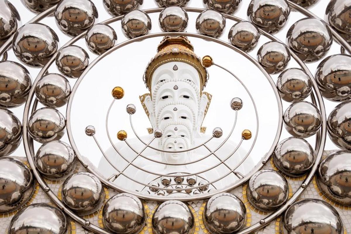 un orologio con un quadrante sulla facciata di un edificio