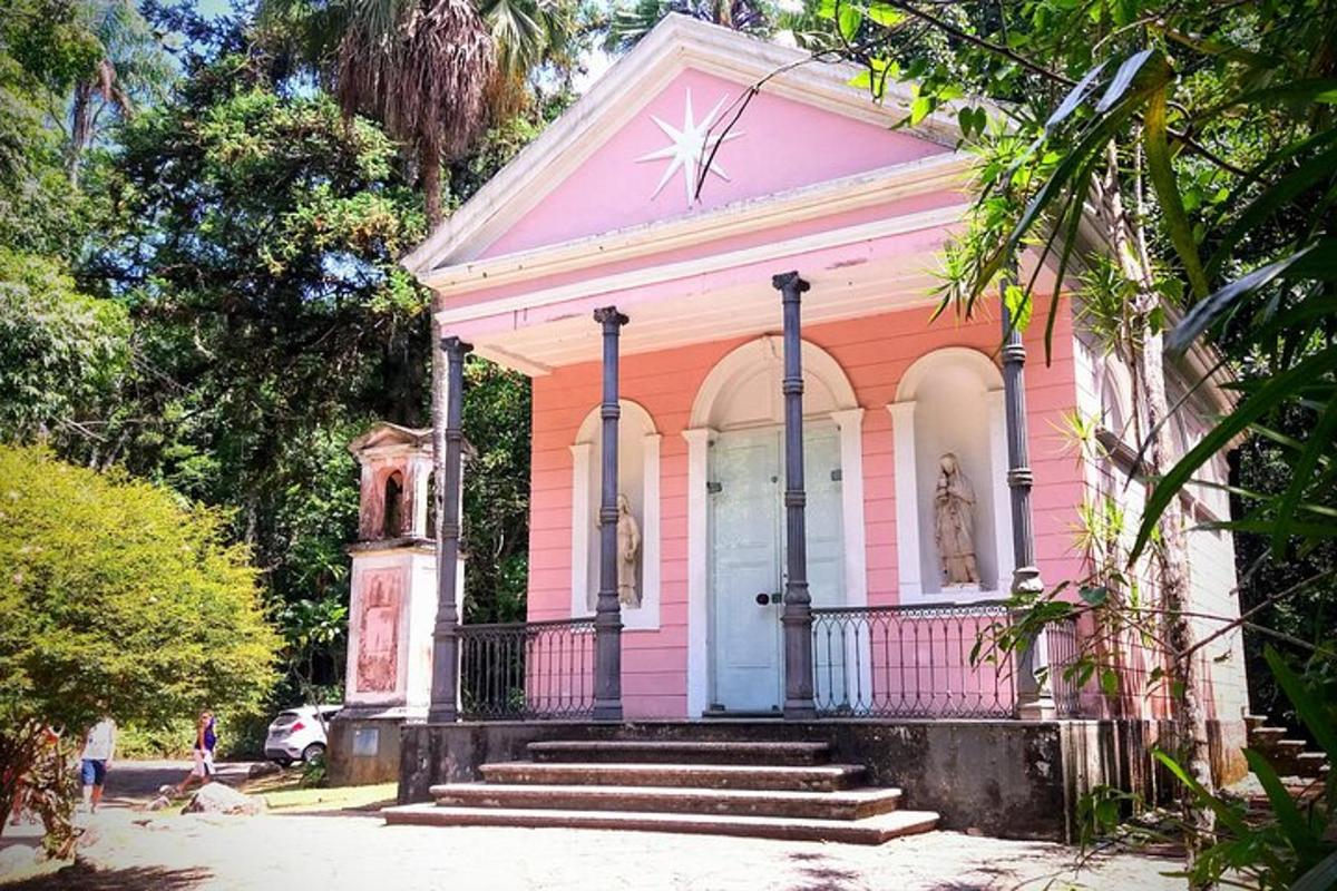 una casa rosa con le scale davanti