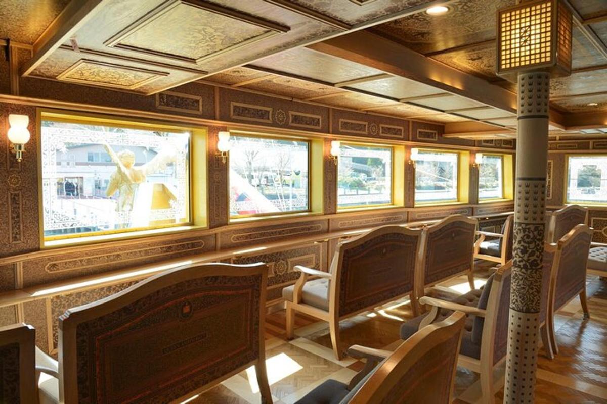 un vagon restaurant al unui tren cu scaune și geamuri