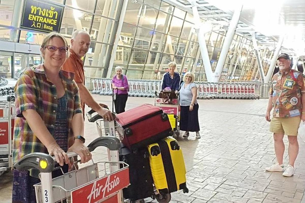 mees ja naine käruga lennujaamas
