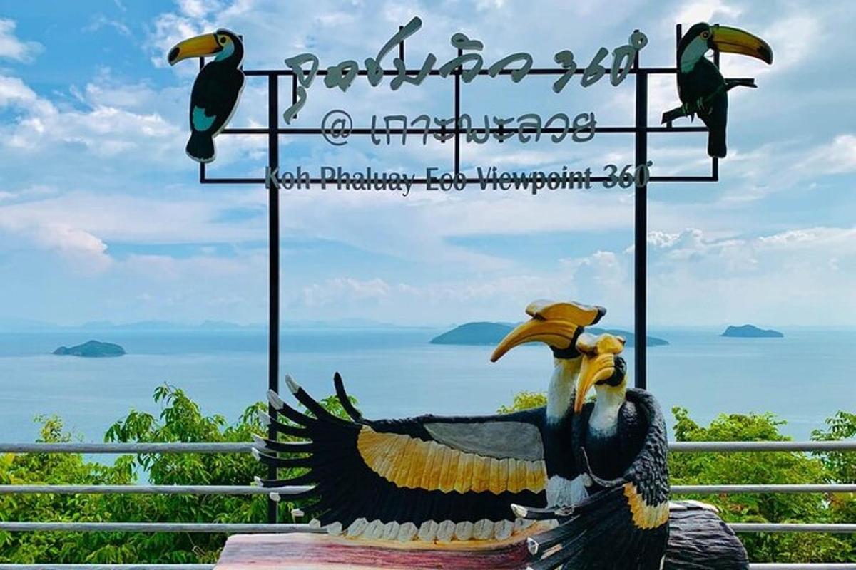 một dấu hiệu có hai con chim ở trên cùng