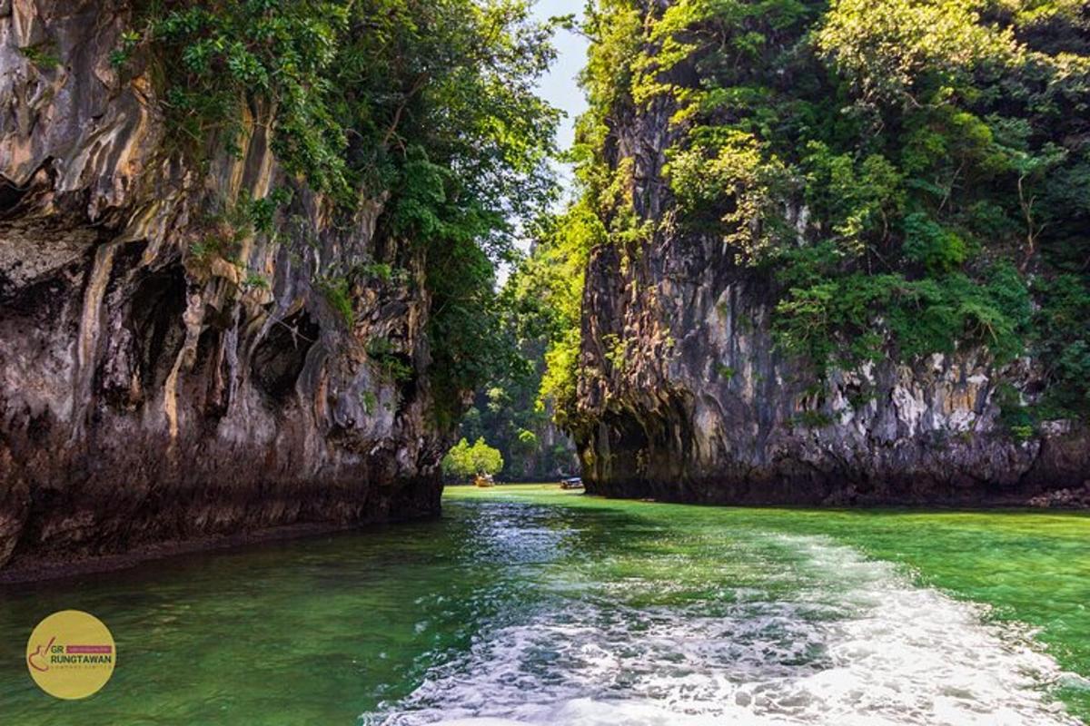 un fiume con acqua verde e una parete rocciosa