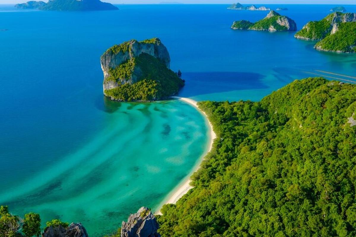 một hòn đảo trên đại dương có bãi biển