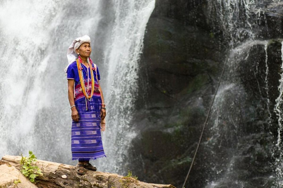 una mujer parada frente a una cascada
