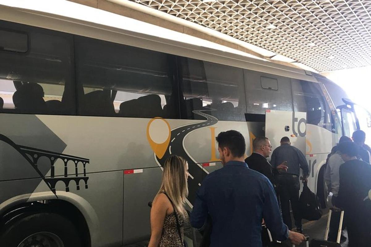 isang grupo ng mga tao na nakatayo sa labas ng bus