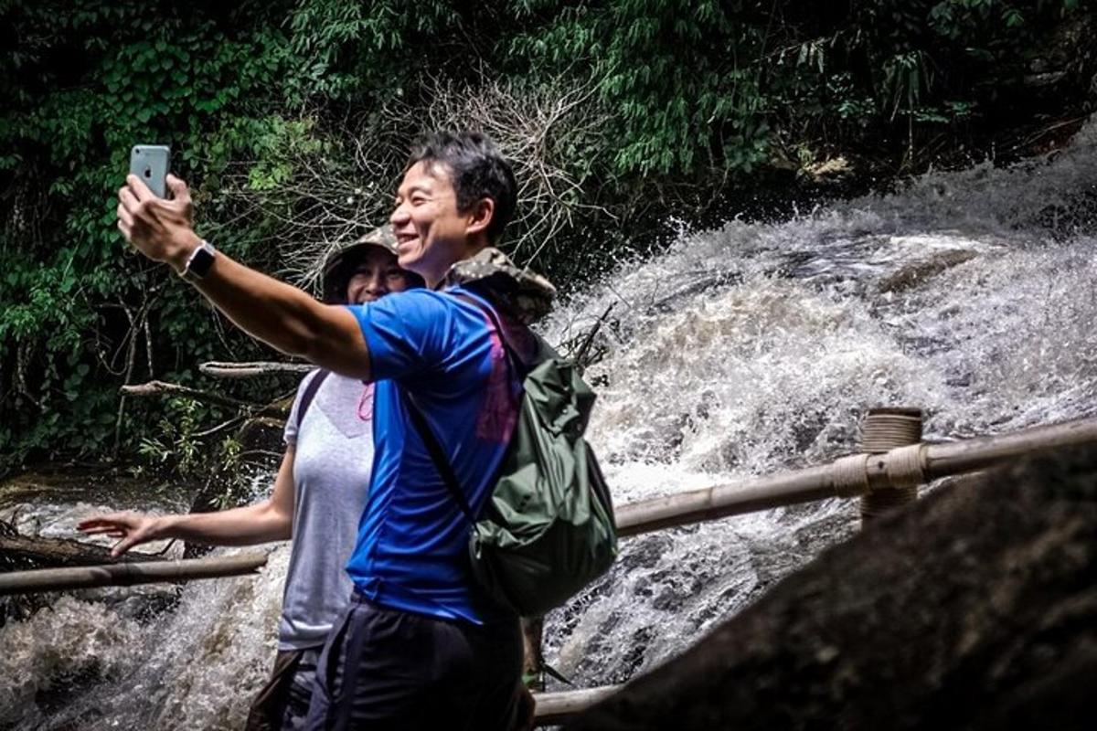 un hombre tomando una fotografía de una cascada