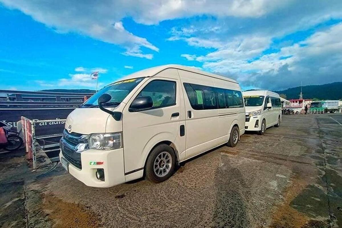 du balti mikroautobusai pastatyti automobilių stovėjimo aikštelėje