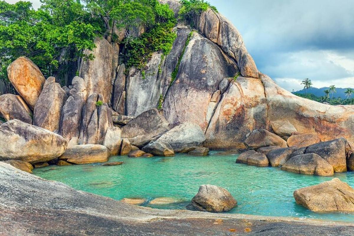 una pozza d'acqua di fronte a una formazione rocciosa