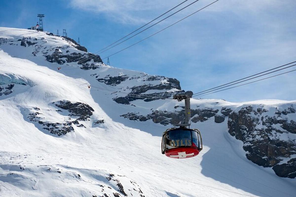 uno skilift che sale su una montagna innevata