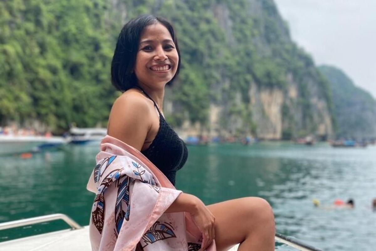 uma mulher sentada em um barco na água