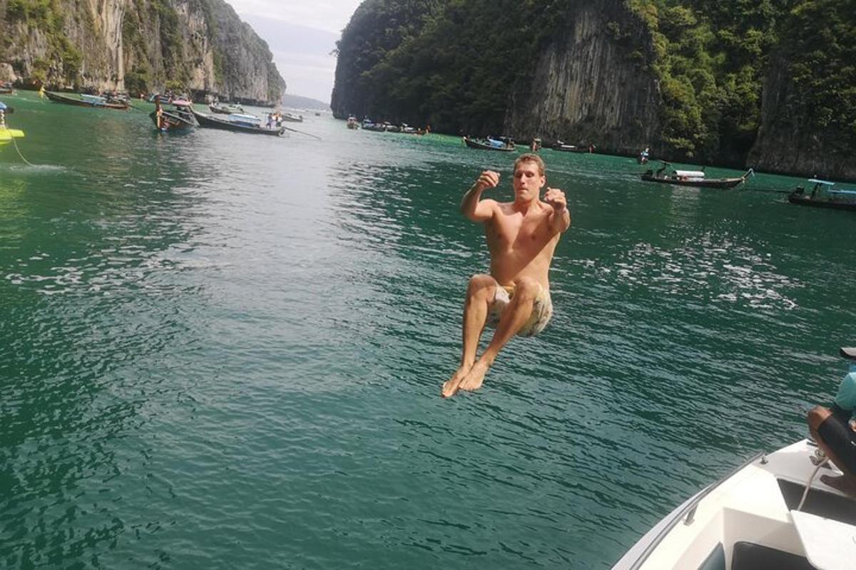 een man springt van een boot in het water