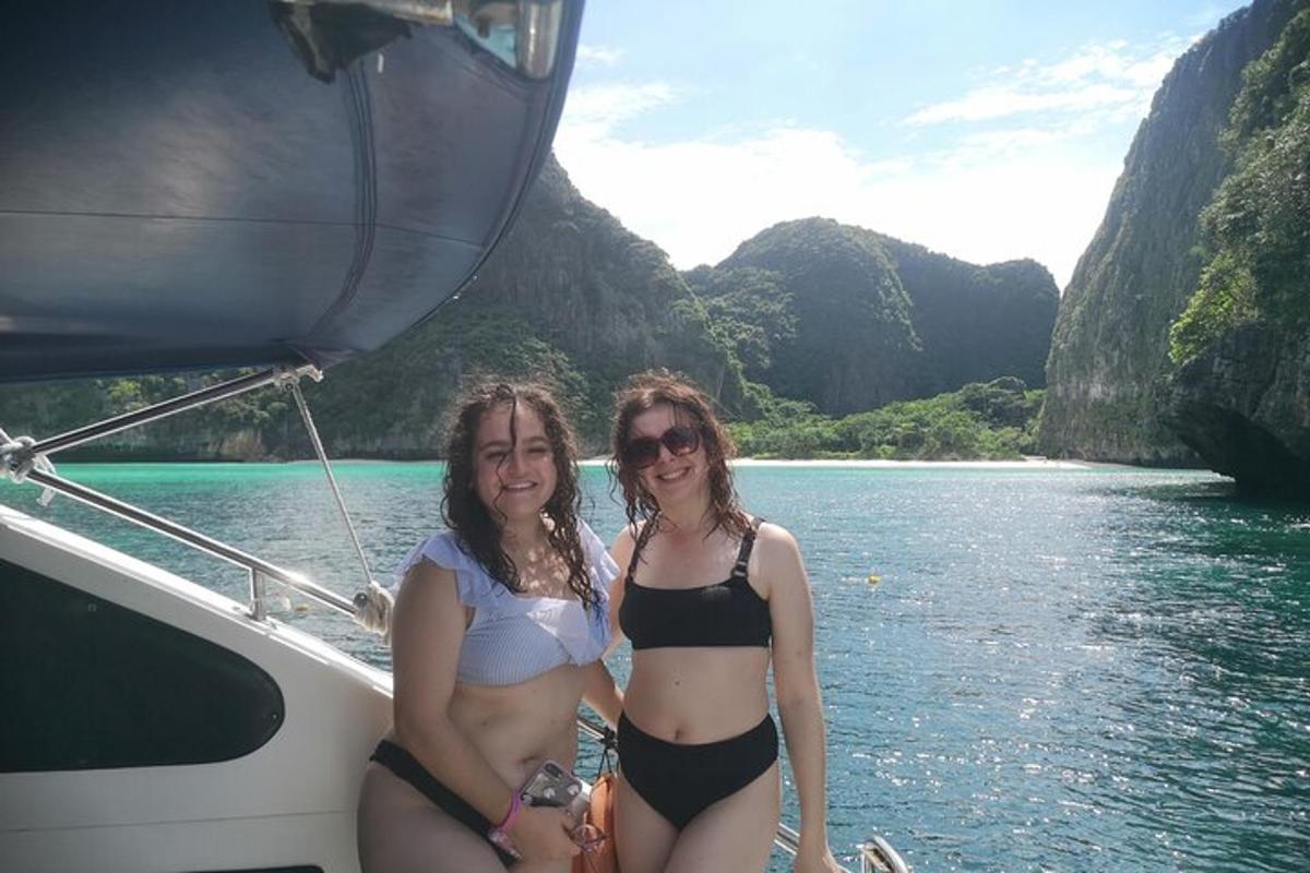 twee vrouwen in bikini's op een boot in het water