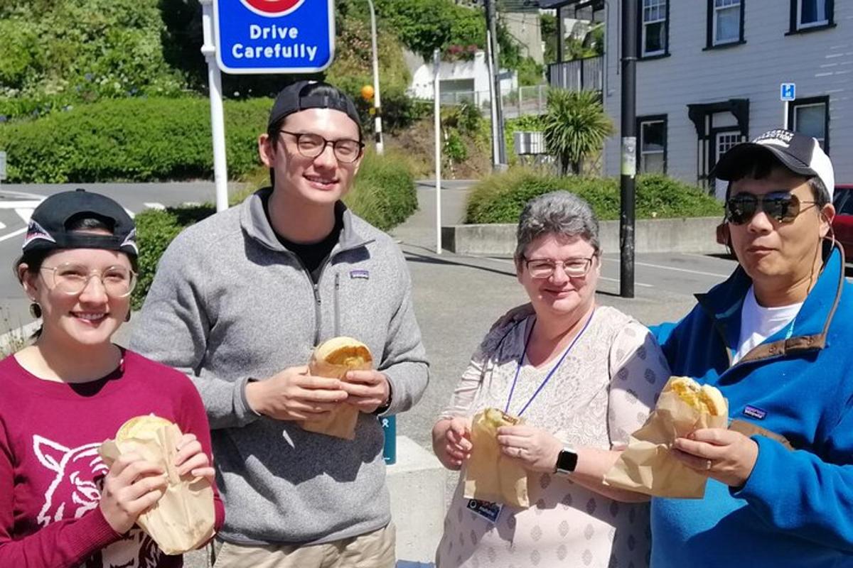 grupp inimesi, kes hoiavad käes hot doge