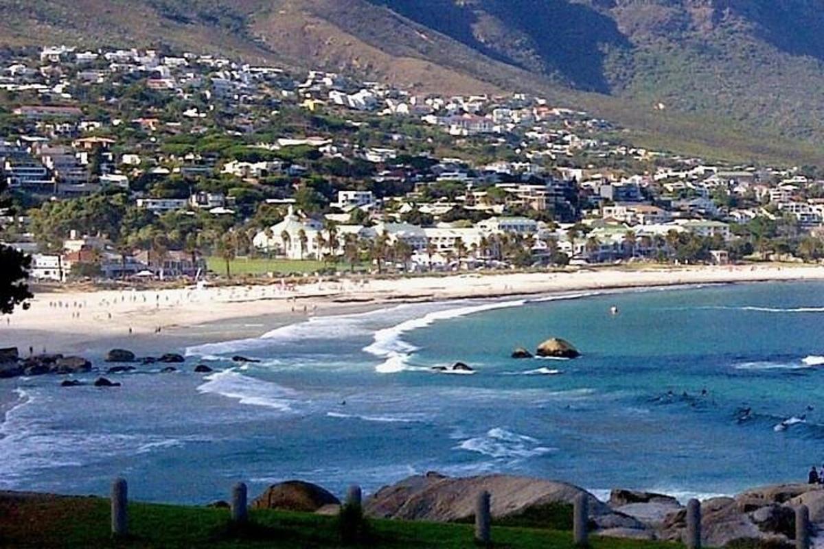 una vista di una spiaggia con una città sullo sfondo