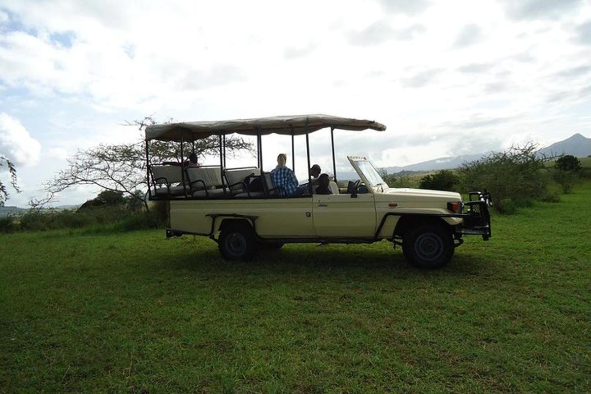 eine Gruppe von Menschen in einem Jeep auf einem Feld
