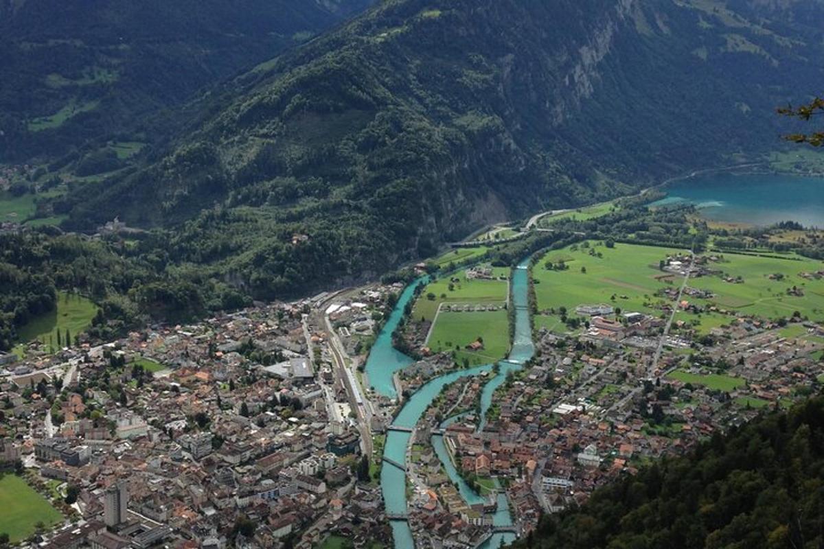 een luchtfoto van een stad en een rivier