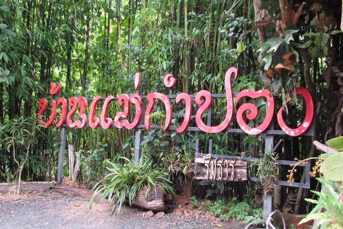 uma placa de um zoológico em frente a uma floresta
