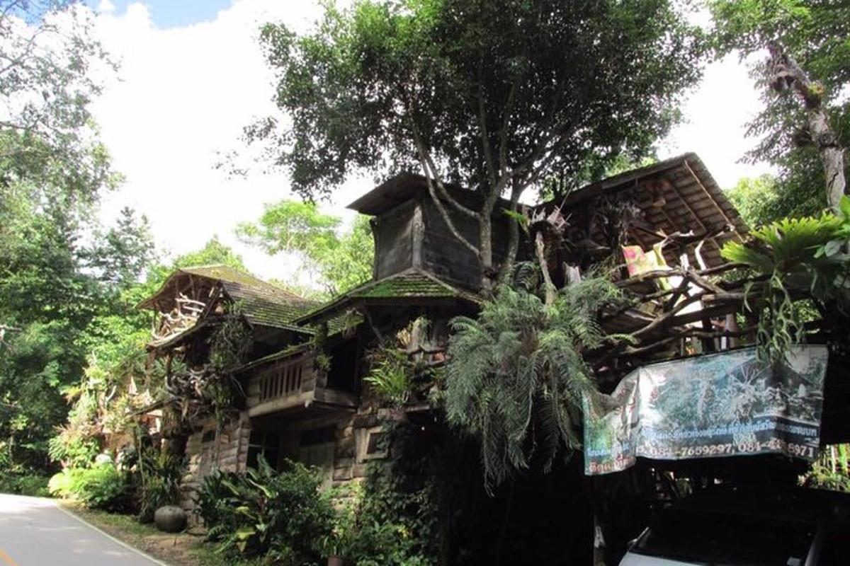 uma casa que fica na beira da estrada