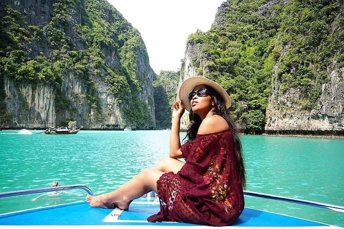 uma mulher sentada na frente de um barco na água