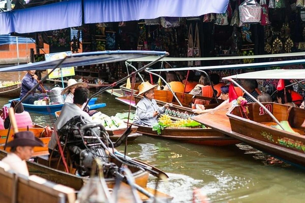 sekumpulan orang di atas bot di dalam air